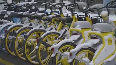 城市下雪共享单车落雪唯美空境视频的预览图